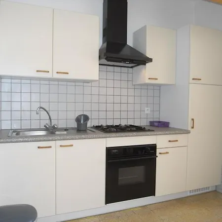 Spacieux 3 Pieces A 50m De La Avec Balcon Et Climatisation - Fr-1-776-120 *